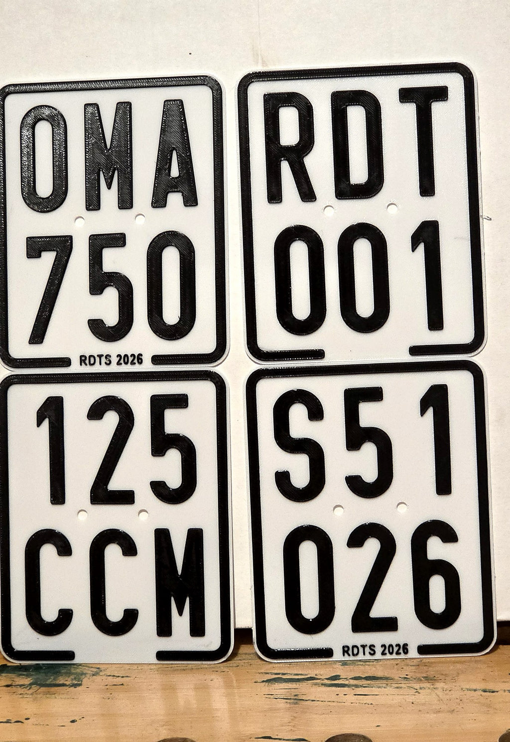 Vier personalisierte Moped-Kennzeichen aus dem 3D-Drucker mit Wunschtext