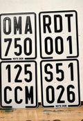 Vier personalisierte Moped-Kennzeichen aus dem 3D-Drucker mit Wunschtext