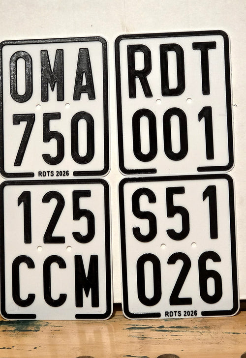Vier personalisierte Moped-Kennzeichen aus dem 3D-Drucker mit Wunschtext