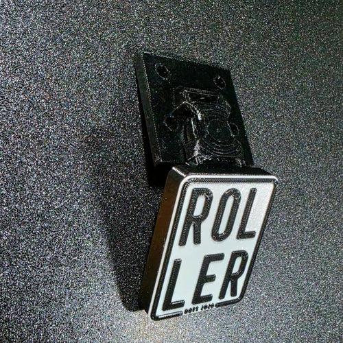 Abnehmbarer Kennzeichenhalter für den Segway ZT3 Pro: Basis mit eingeklicktem Träger und Deko-Schild „ROLLER“